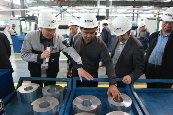 甘肅省政協(xié)副主席黃選平一行蒞臨甘肅泓源麥迪邁智能停車有限責任公司檢查指導(dǎo)工作(圖3)