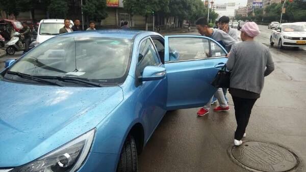 d.jpg 平?jīng)鲢葱履茉从邢挢?zé)任公司組織“愛心送考”車隊(duì)免費(fèi)接送考生(圖3)