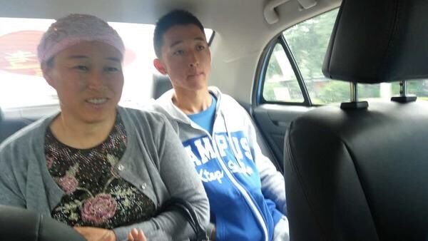 f.jpg 平?jīng)鲢葱履茉从邢挢?zé)任公司組織“愛心送考”車隊(duì)免費(fèi)接送考生(圖4)