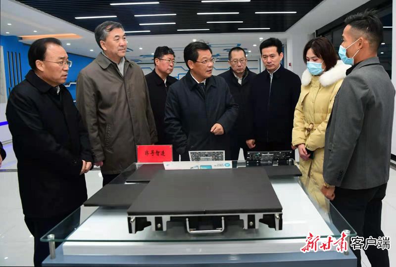 任振鶴在平?jīng)鲋悄芙K端光電產(chǎn)業(yè)園調研(圖2)