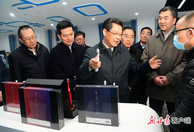 任振鶴在平?jīng)鲋悄芙K端光電產(chǎn)業(yè)園調研(圖3)