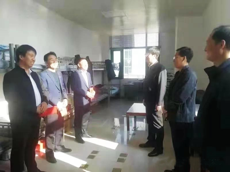 工業(yè)園區(qū)管委會(huì)、泓源公司慰問(wèn)園區(qū)機(jī)關(guān)保安門(mén)衛(wèi)等一線人員(圖2)