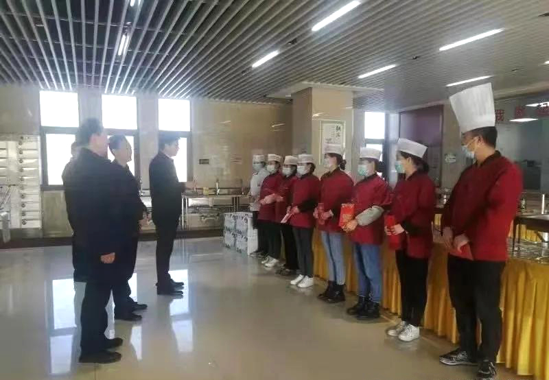 工業(yè)園區(qū)管委會(huì)、泓源公司慰問(wèn)園區(qū)機(jī)關(guān)保安門(mén)衛(wèi)等一線人員(圖3)