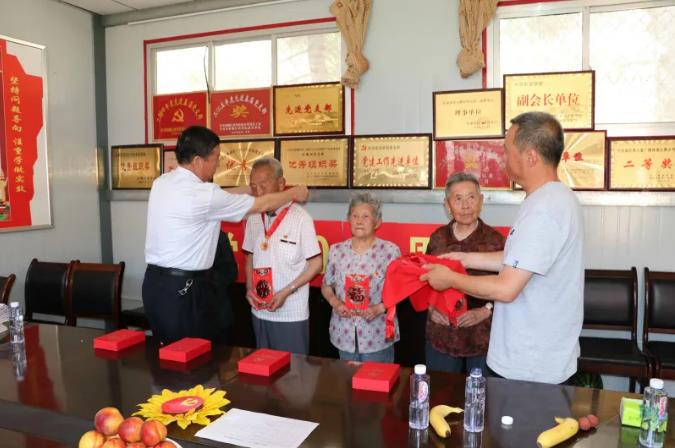 走訪慰問老黨員 深入實(shí)際學(xué)黨史—— 市政府國(guó)資委慰問泓源公司老黨員、困難黨員(圖2)