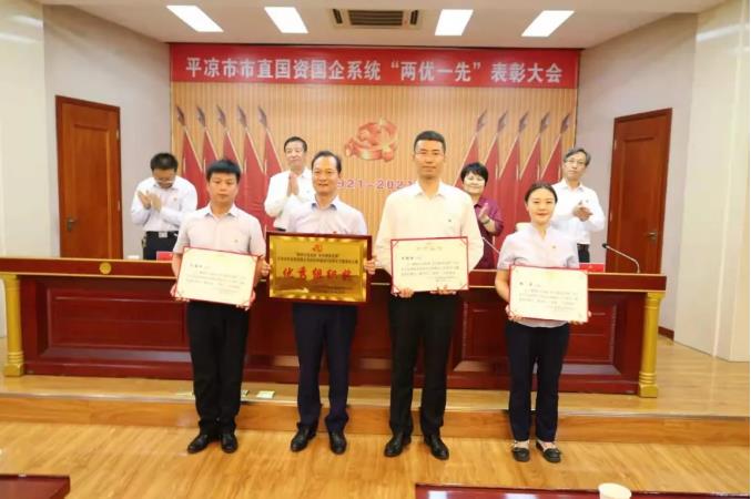 泓源公司9名員工榮獲市政府國(guó)資委表彰(圖2) 泓源公司9名員工榮獲市政府國(guó)資委表彰(圖2)