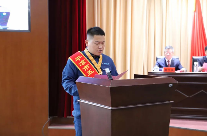 喜報(bào)！市產(chǎn)投集團(tuán)員工楊李榮獲2022年平?jīng)鍪形逡粍趧?dòng)獎(jiǎng)?wù)?圖2)